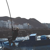 El Hierro - Pescador frente a la costa de Hierro